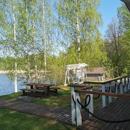 Saunamoekki Jaerven Rannalla Saekaeniemi
