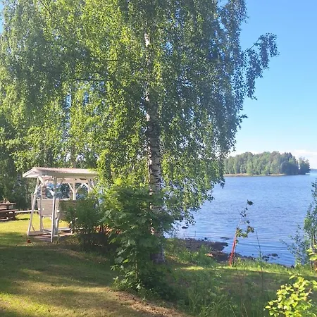 Saunamoekki Jaerven Rannalla Saekaeniemi